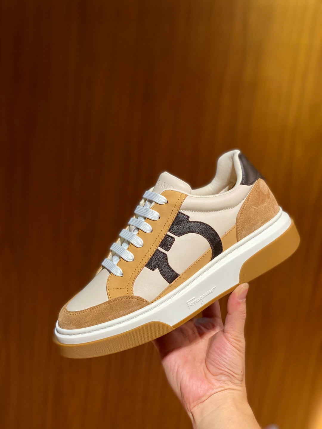 Tênis Ferragamo Gancini em couro caramelo