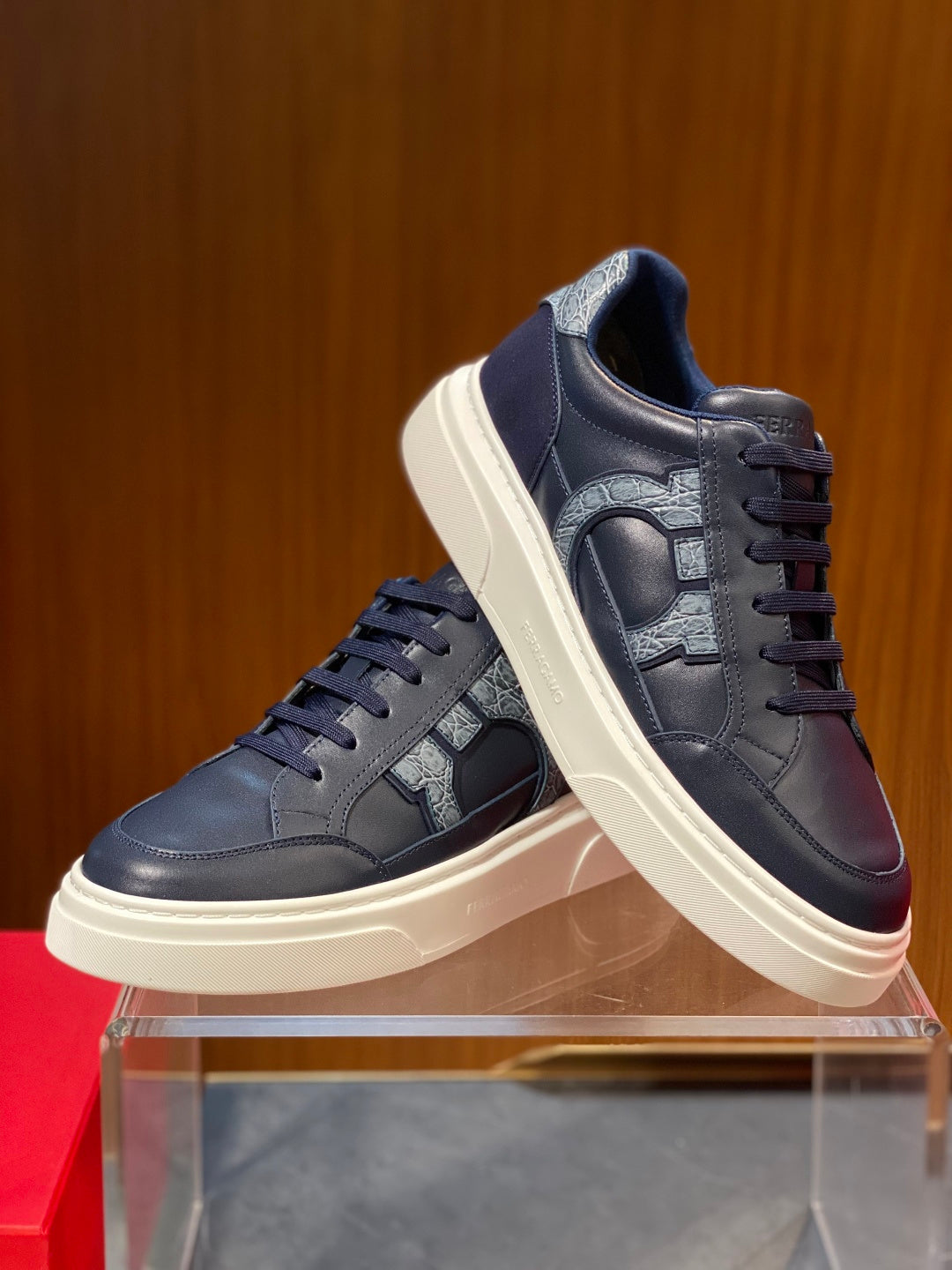 Tênis Ferragamo Gancini em couro Azul com detalhes em croco