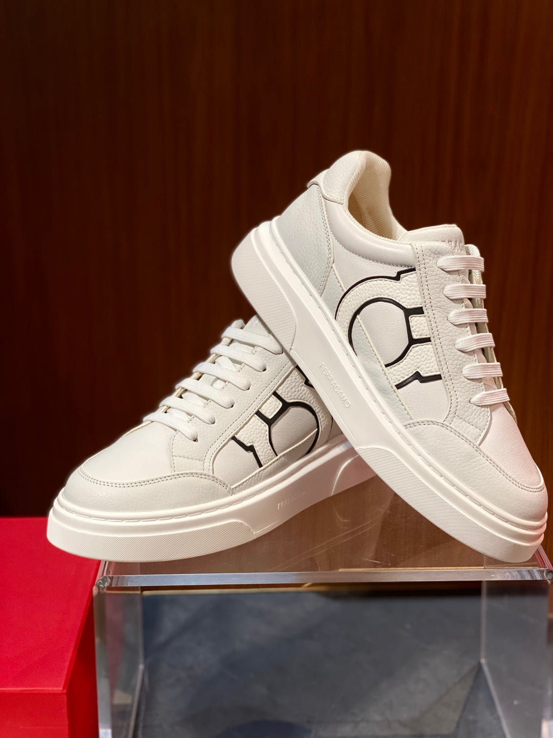 Tênis Ferragamo Gancini em couro Branco