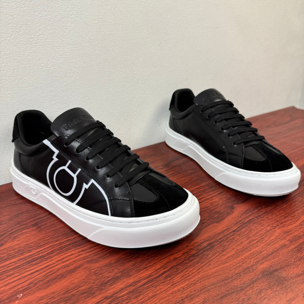 Tênis Ferragamo Gancini com detalhe em camurça Preto