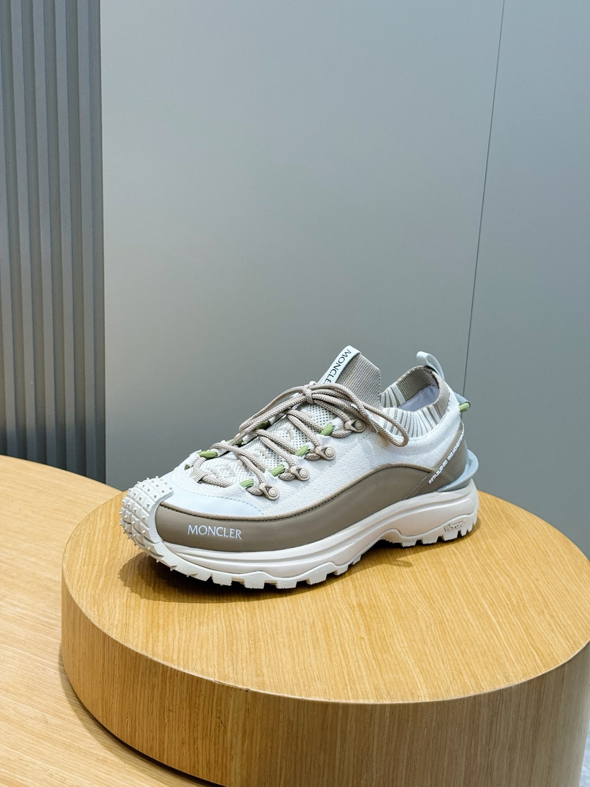 Tênis Moncler Trailgrip lite 3 branco/bege