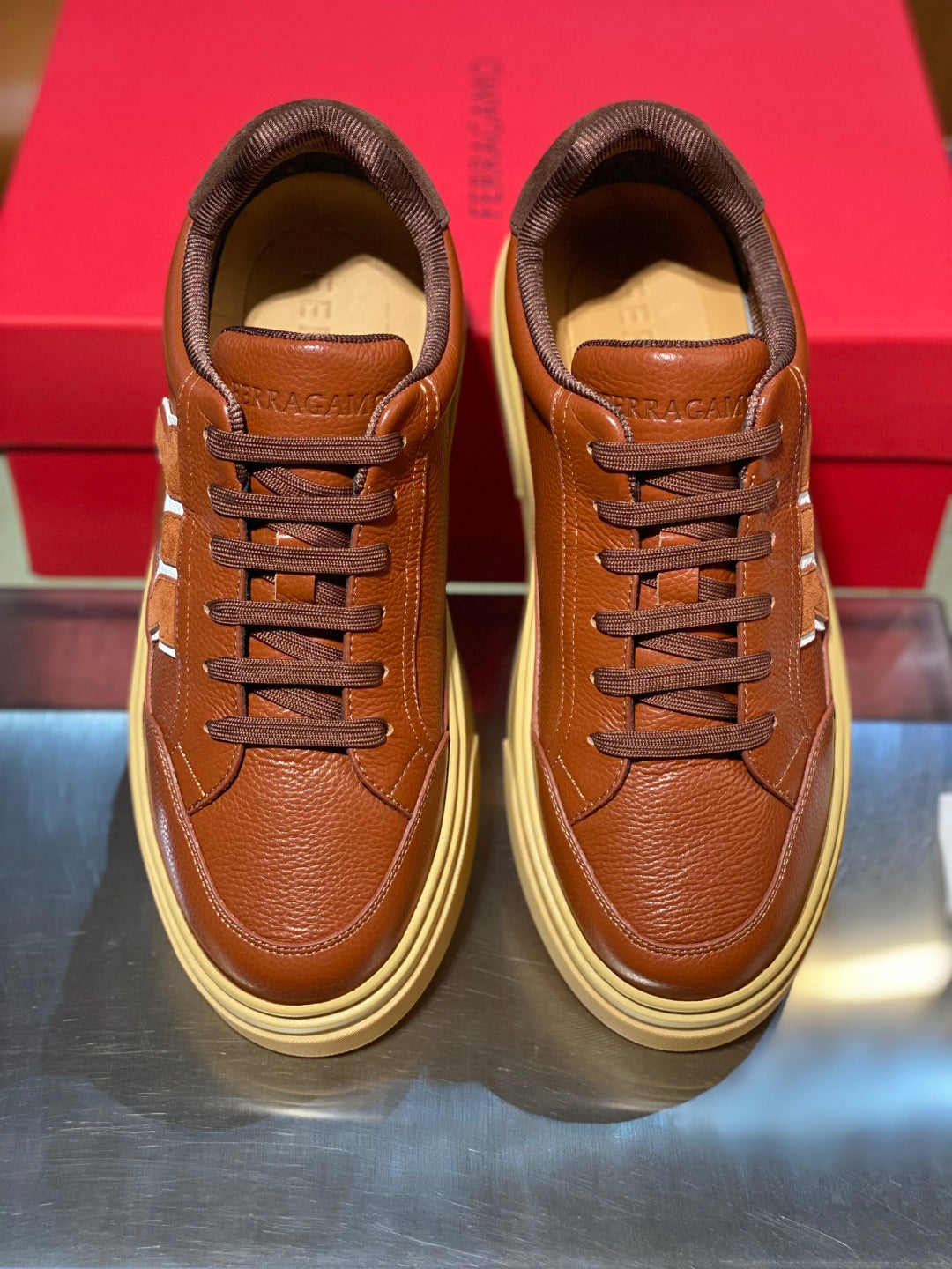 Tênis Ferragamo Gancini em couro Marrom