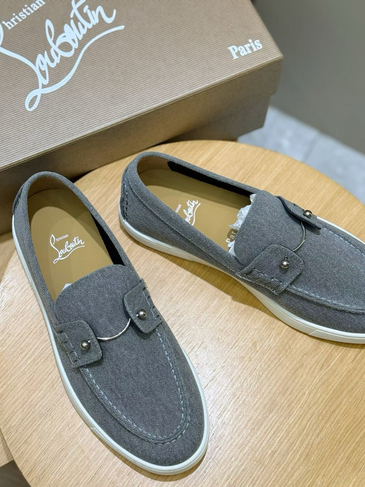 C. Louboutin Mocassim Chambeliboat Cinza