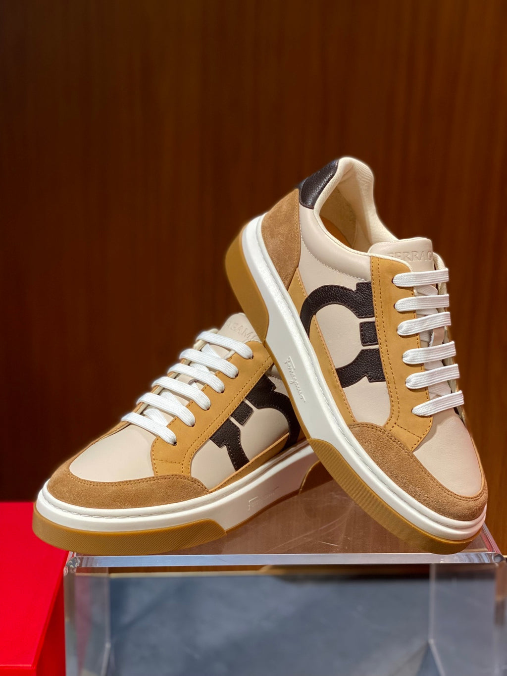 Tênis Ferragamo Gancini em couro caramelo