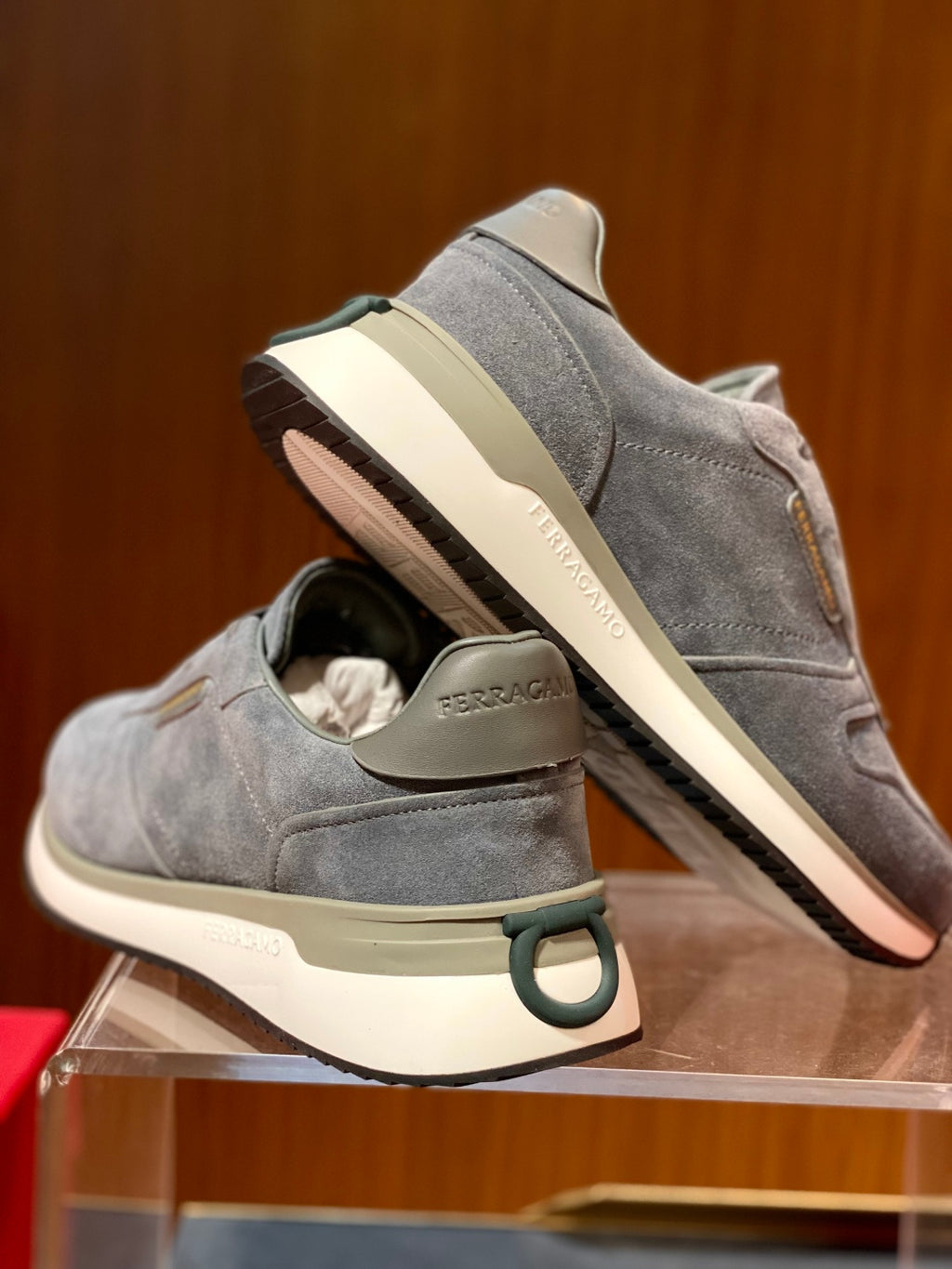 Tênis Ferragamo Gancini cano baixo em camurça Cinza