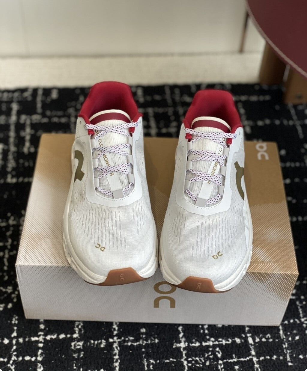 Tênis On Running Cloudmonster Branco/Dourado