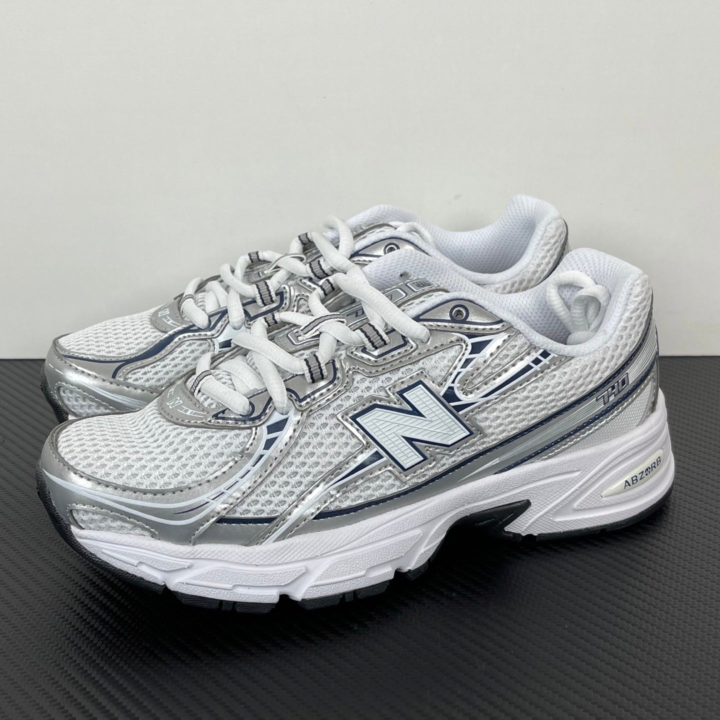 Tênis New Balance NB 740 prata