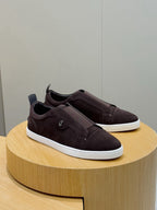 C. Louboutin Tênis Slip on de camurça marrom