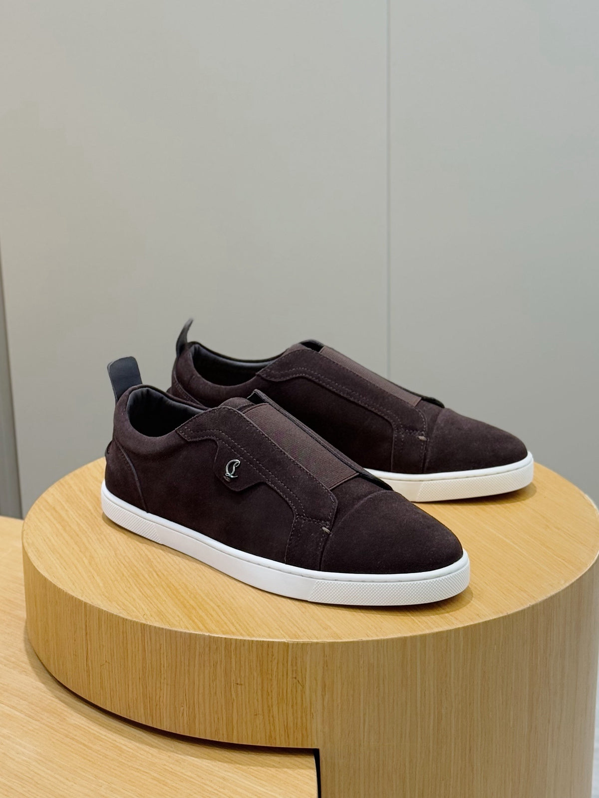 C. Louboutin Tênis Slip on de camurça marrom