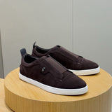 C. Louboutin Tênis Slip on de camurça marrom