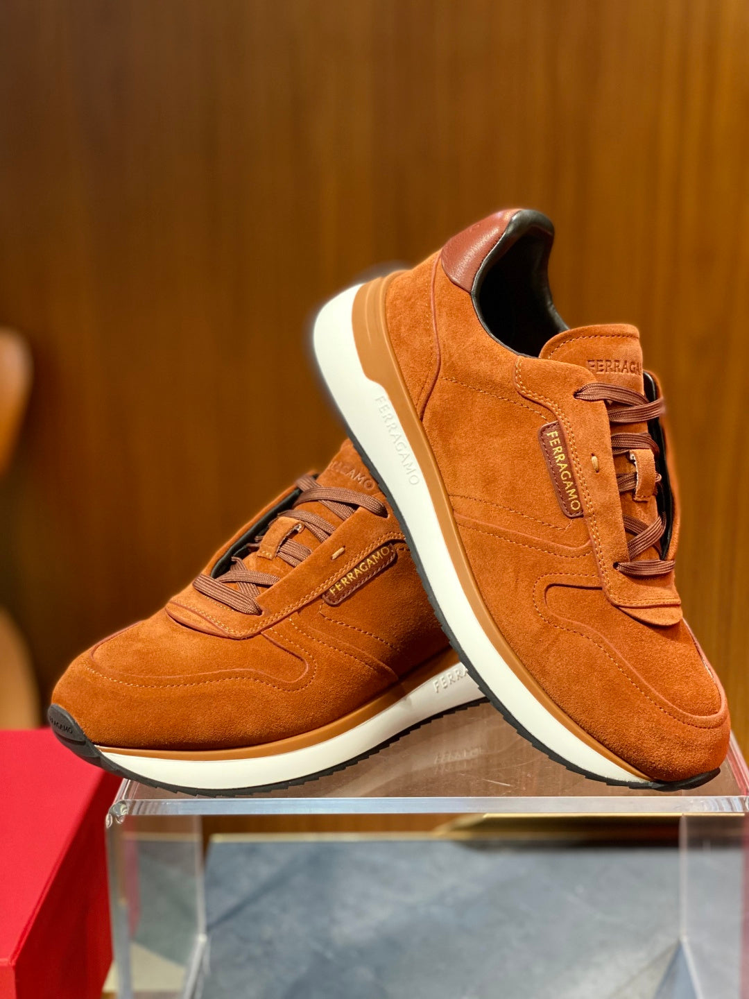 Tênis Ferragamo Gancini cano baixo em camurça Marrom