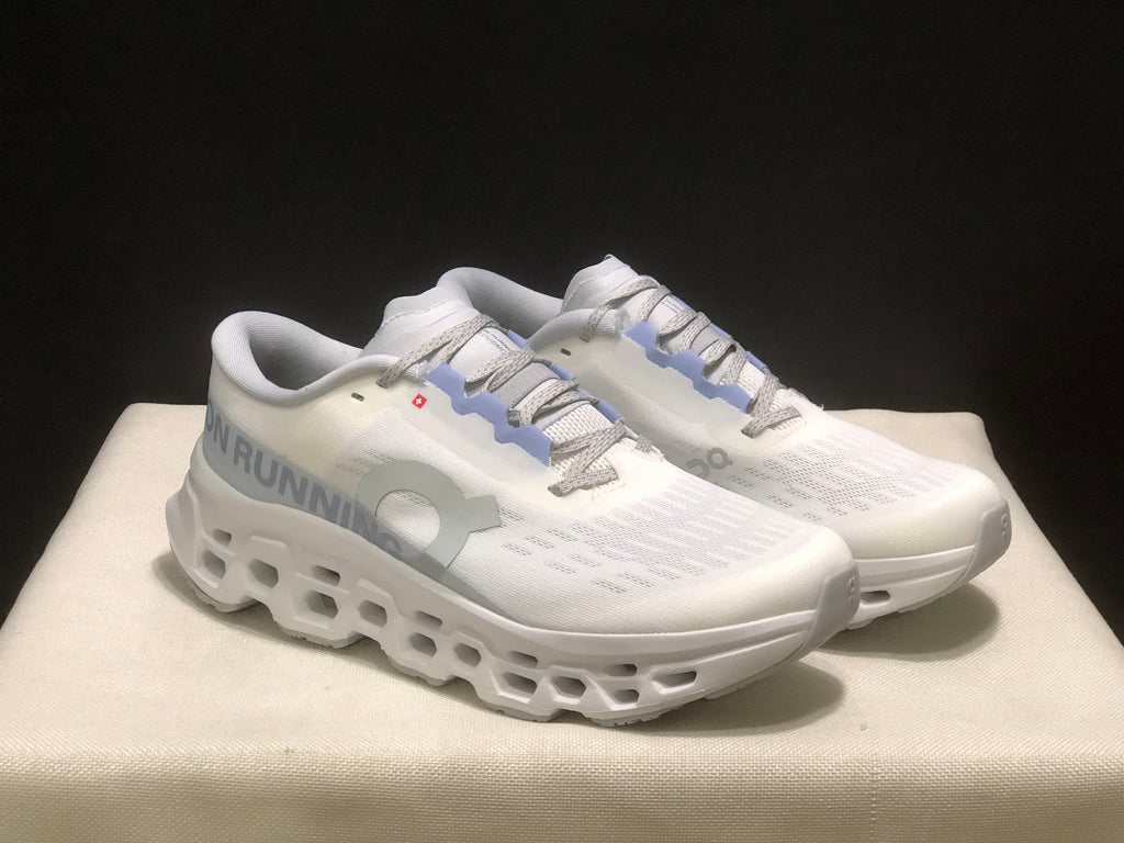 Tênis On Running Cloudmonster 3 branco/cinza