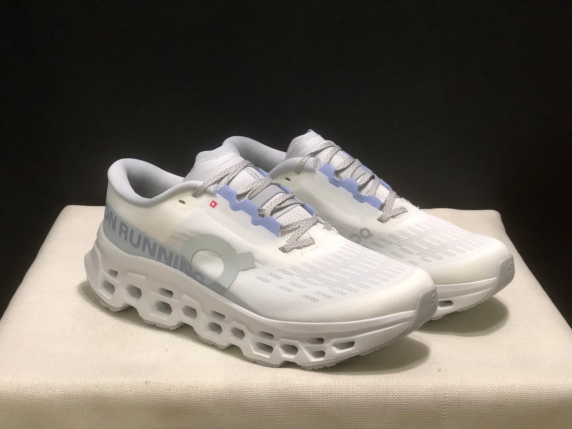 Tênis On Running Cloudmonster 3 branco/cinza