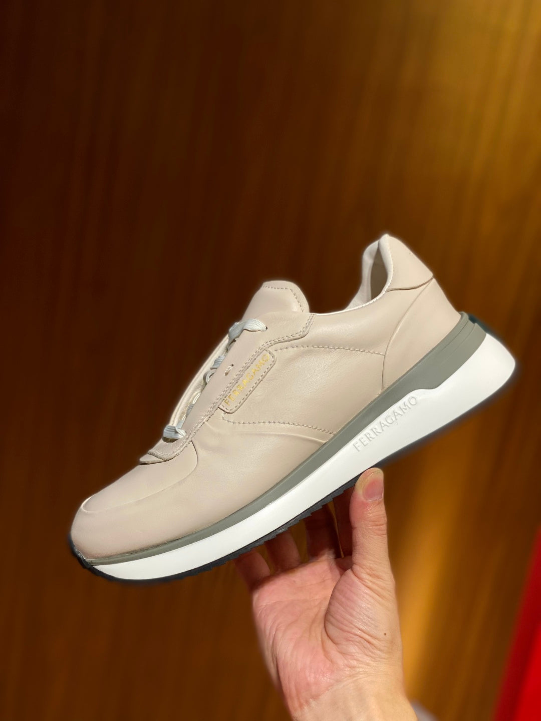 Tênis Ferragamo Gancini cano baixo couro off