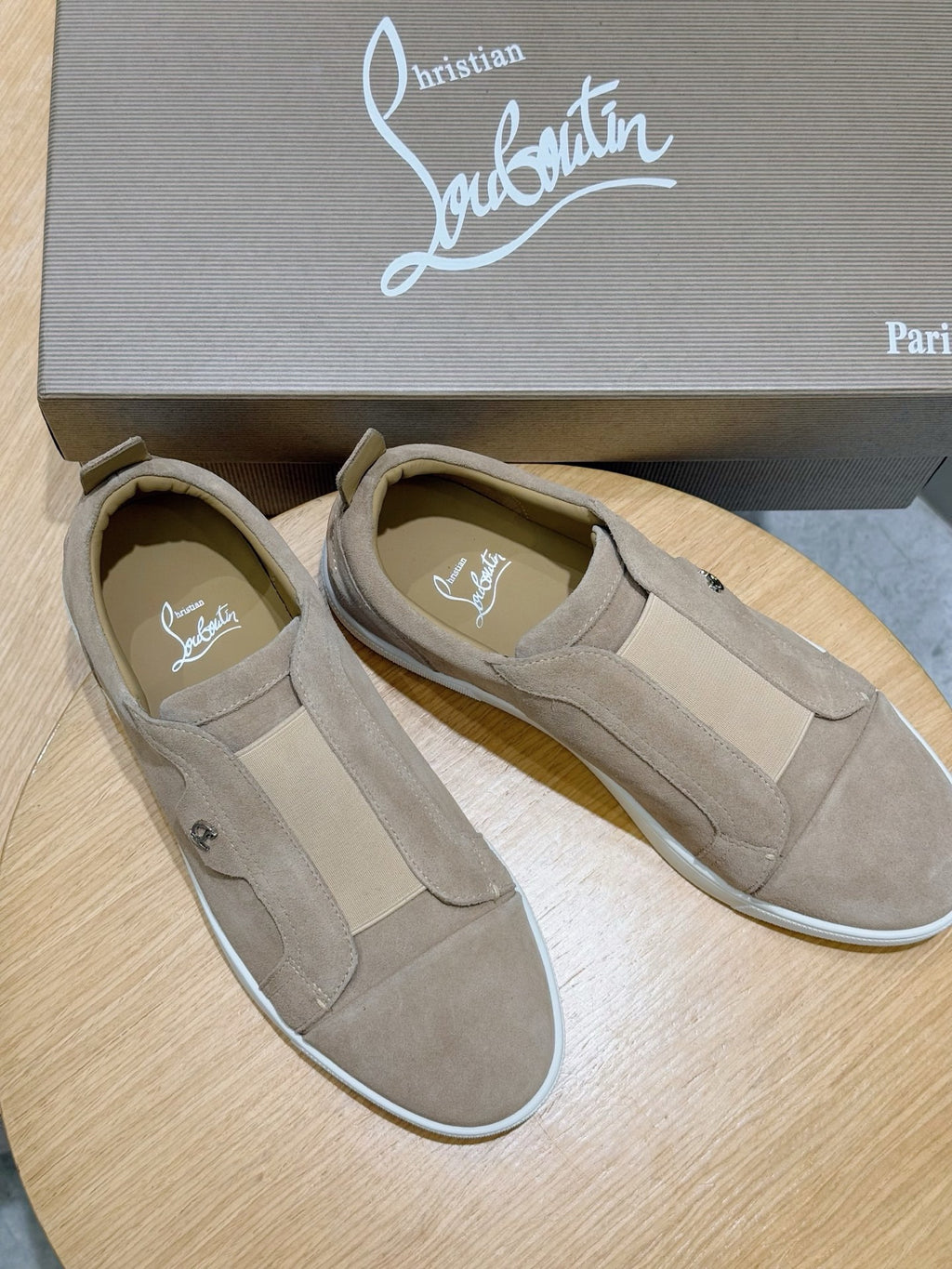 C. Louboutin Tênis Slip on de camurça bege
