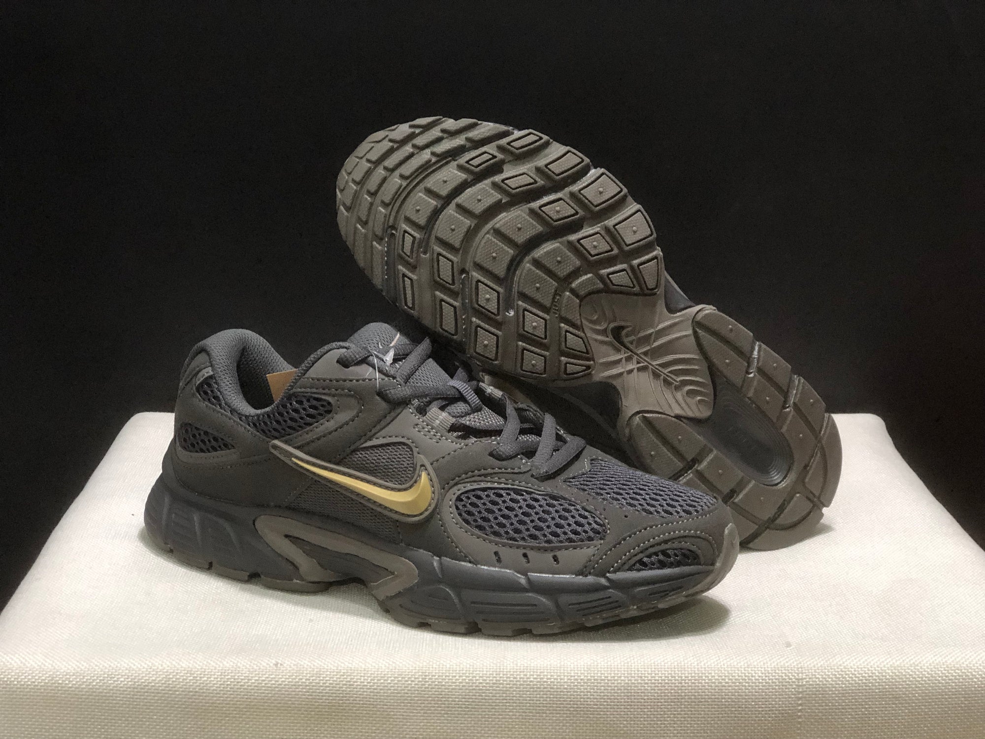 Nike V5 RNR preto/dourado