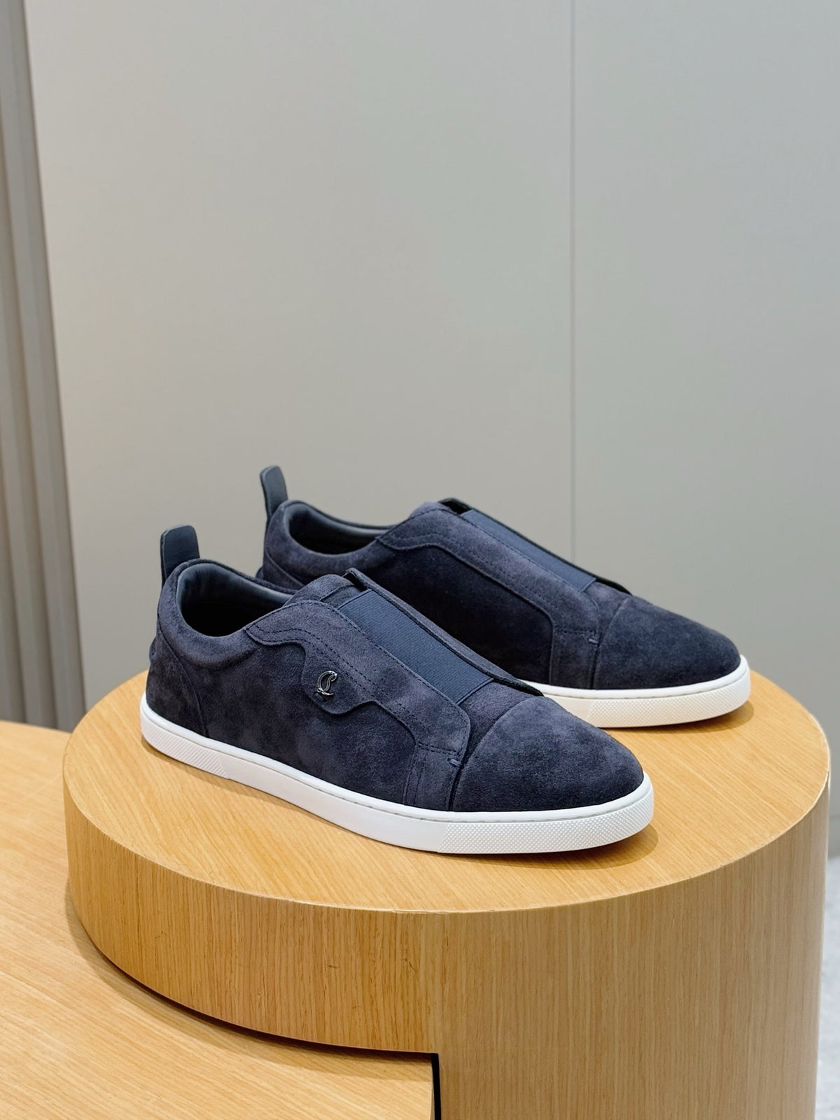 C. Louboutin Tênis Slip on de camurça azul