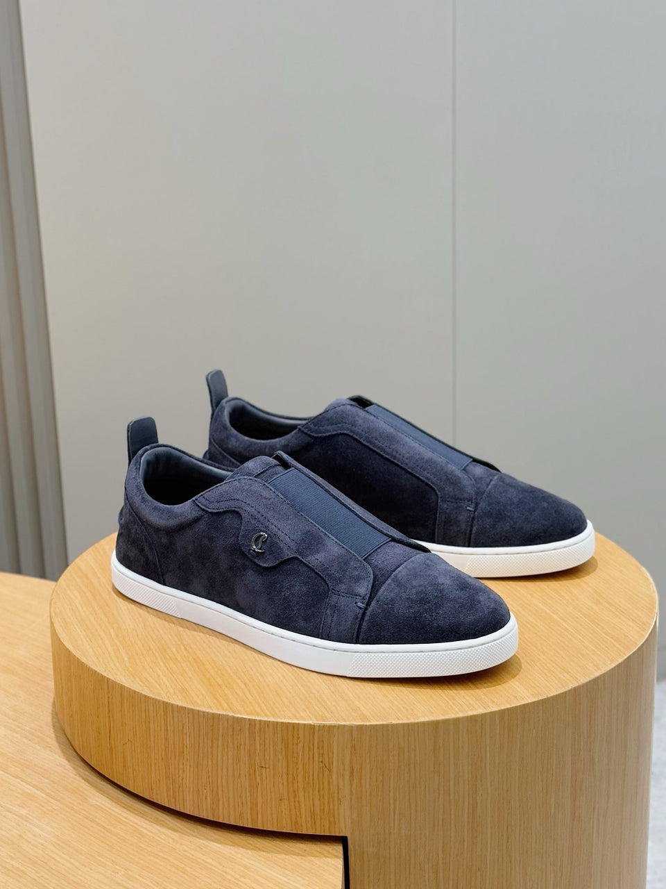 C. Louboutin Tênis Slip on de camurça azul
