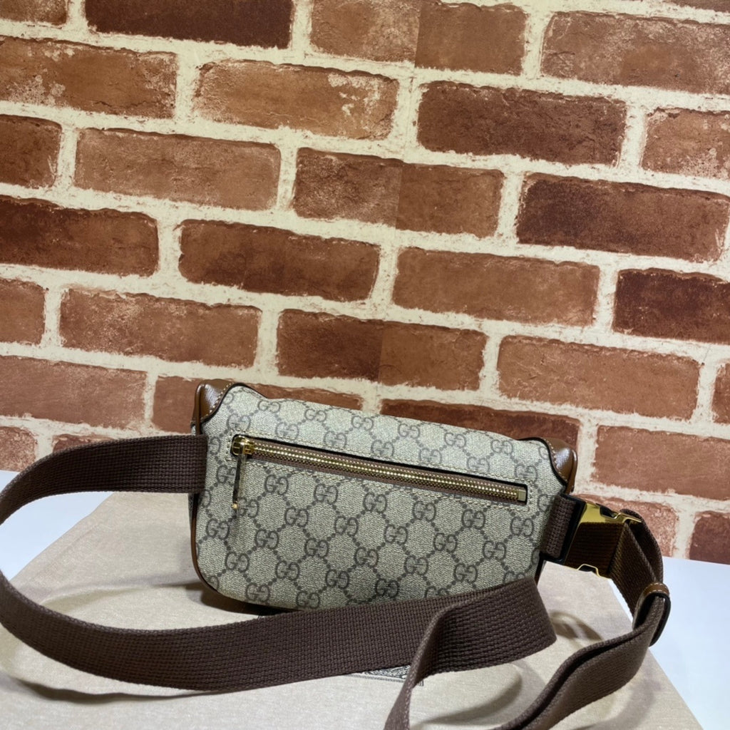 Pochete Gucci GG Embossed Supreme Marrom 28x15x3.5cm