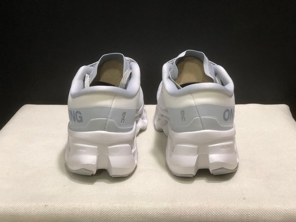 Tênis On Running Cloudmonster 3 branco/cinza