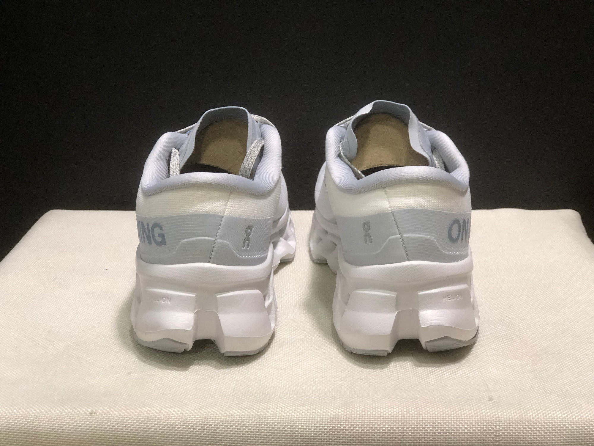 Tênis On Running Cloudmonster 3 branco/cinza
