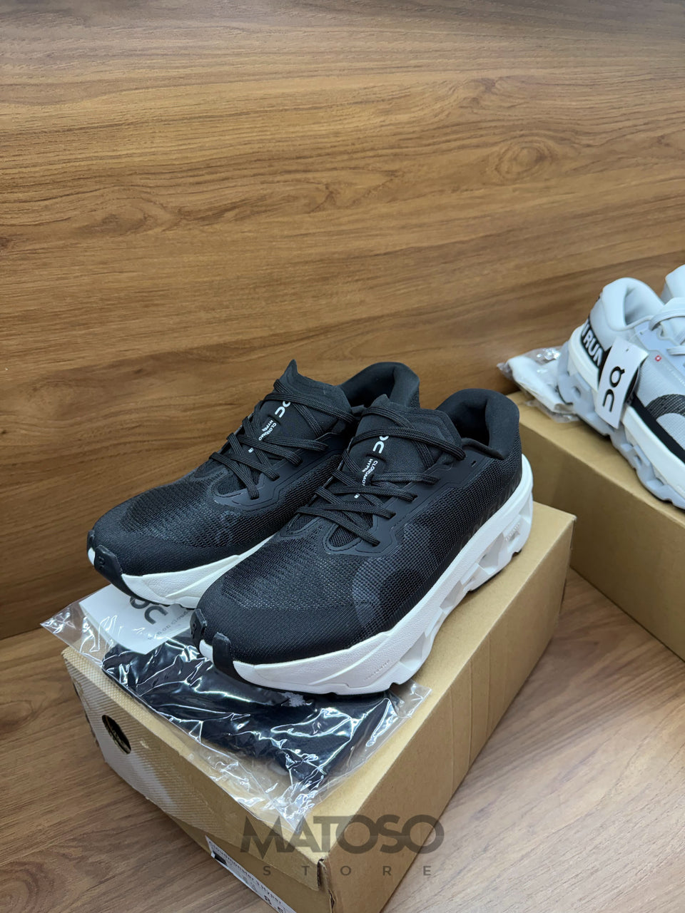 Tênis On Cloudmonster 3 Hyper preto 40BR pronta entrega