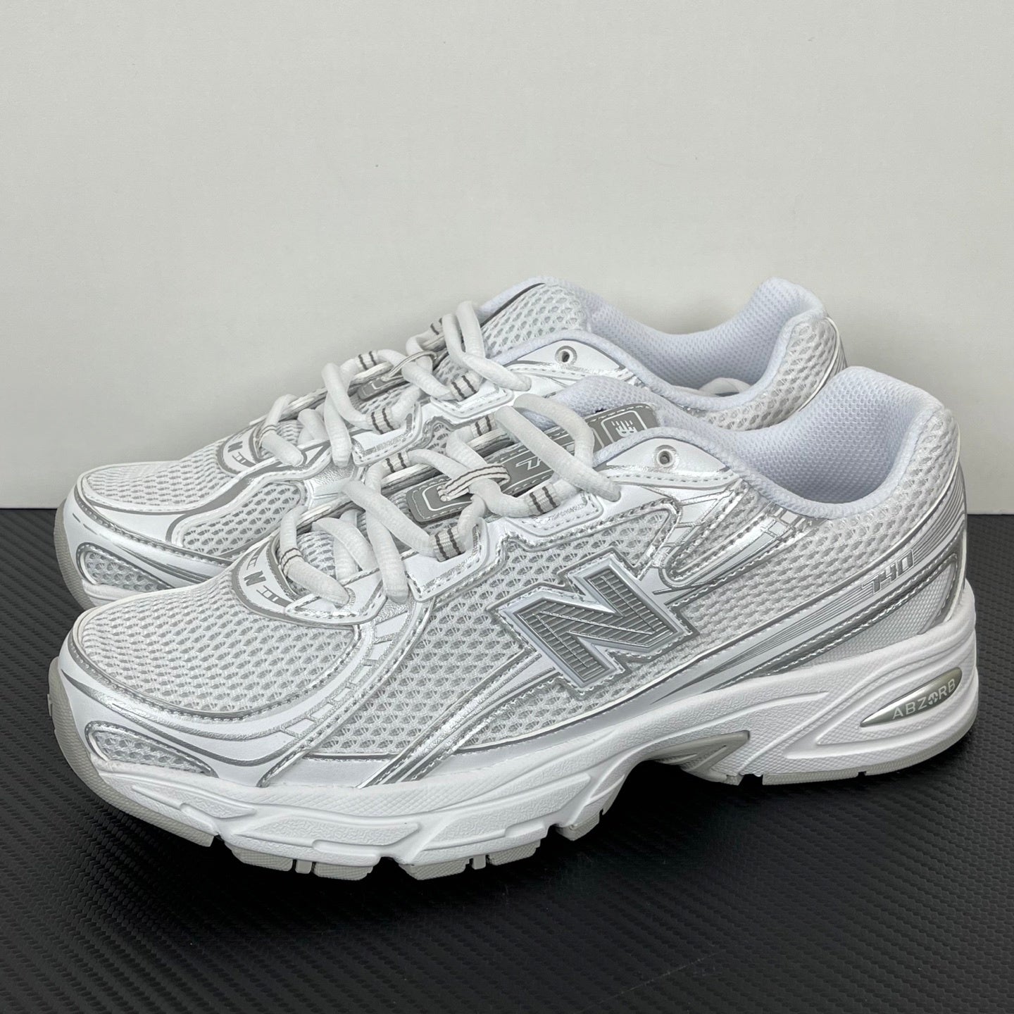 Tênis New Balance NB 740 branco/prata