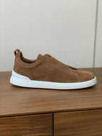 Zegna Triple Stitch em Camurça Marrom