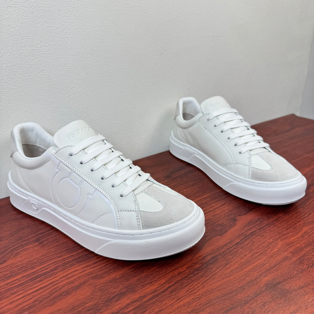 Tênis Ferragamo Gancini com detalhe em camurça Branco