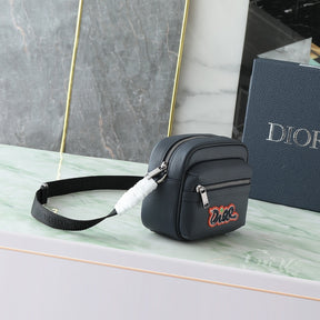 Pochete Dior x KAWS Mini Rider 2.0 Zipped Messenger Bag  18.5x13.5x7cm