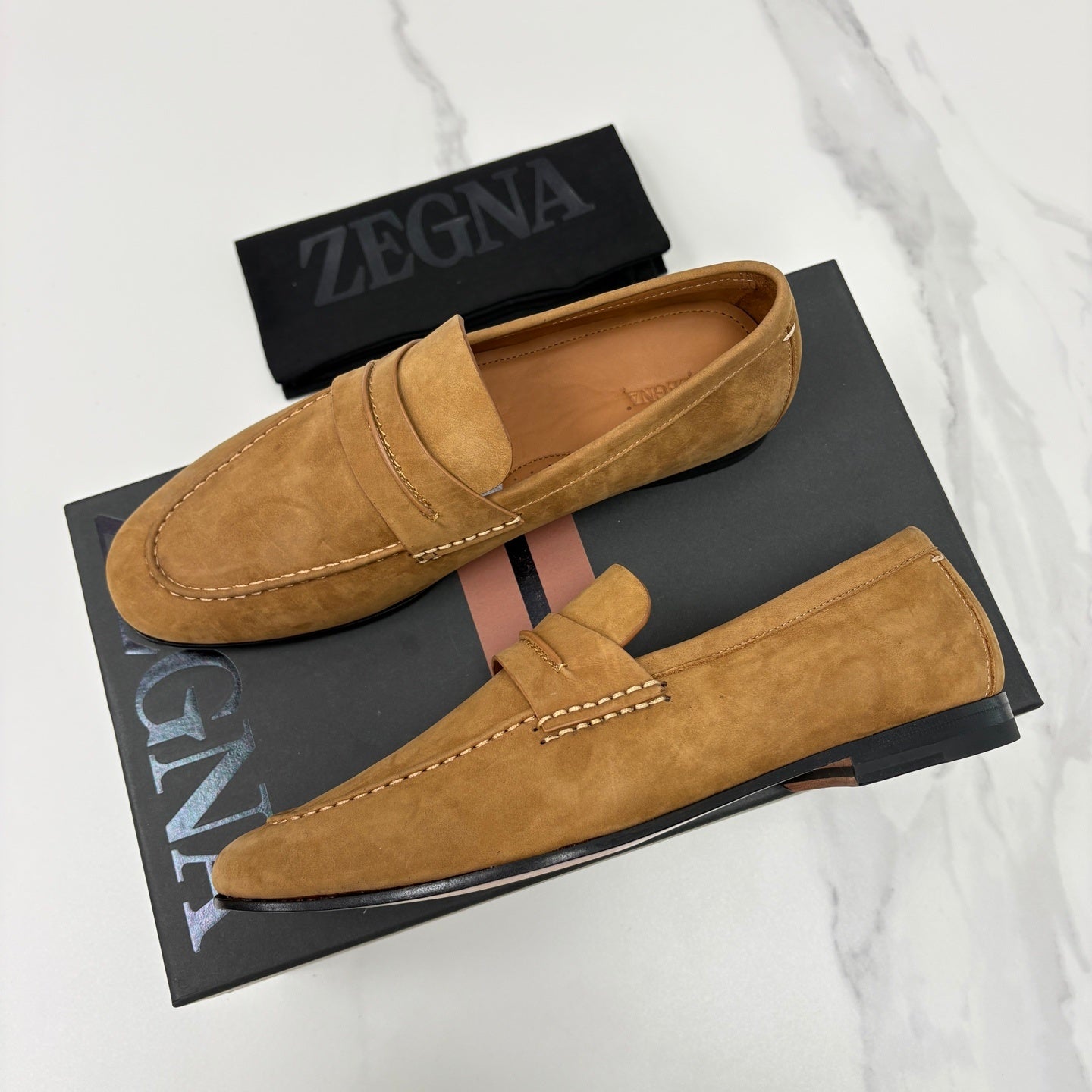 Mocassim Zegna Penny Loafer camurça caramelo