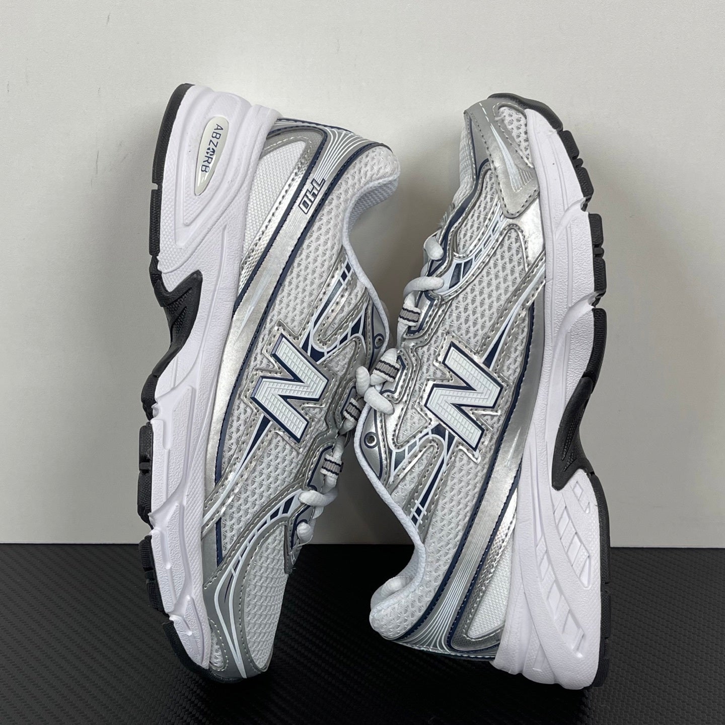 Tênis New Balance NB 740 prata