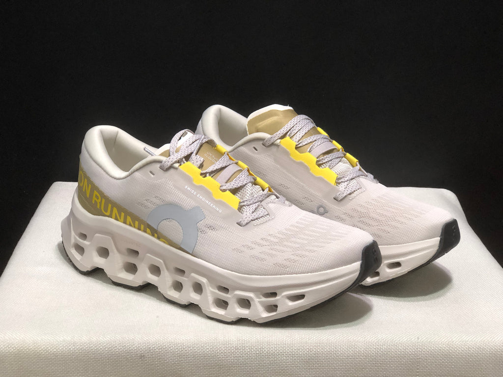 Tênis On Running Cloudmonster 3 bege/amarelo
