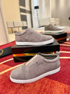 C. Louboutin Tênis Slip on de camurça cinza