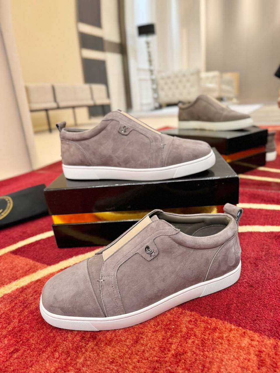 C. Louboutin Tênis Slip on de camurça cinza