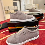 C. Louboutin Tênis Slip on de camurça cinza