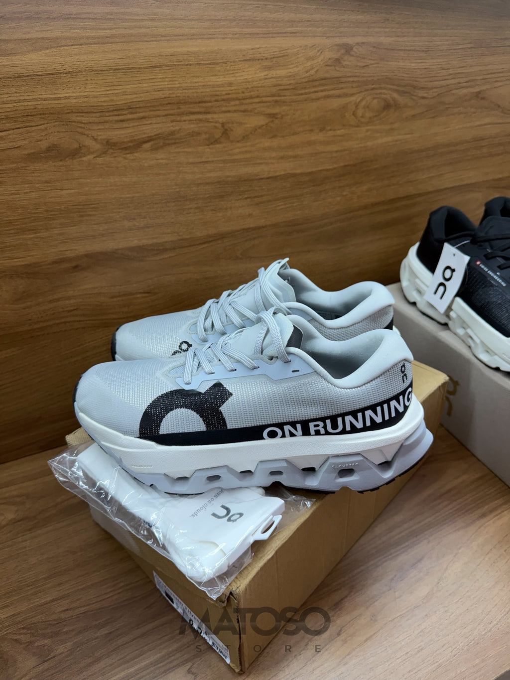 Tênis On Cloudmonster 3 Hyper cinza e preto 40BR pronta entrega