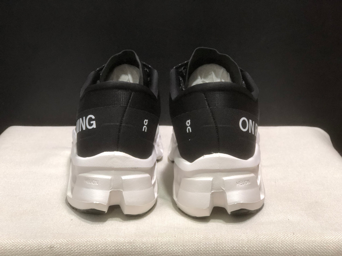 Tênis On Running Cloudmonster 3 preto/branco