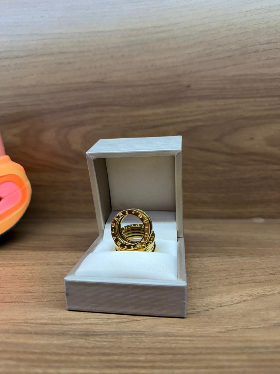 Par de anel BVLG em aço com banho de ouro pronta entrega