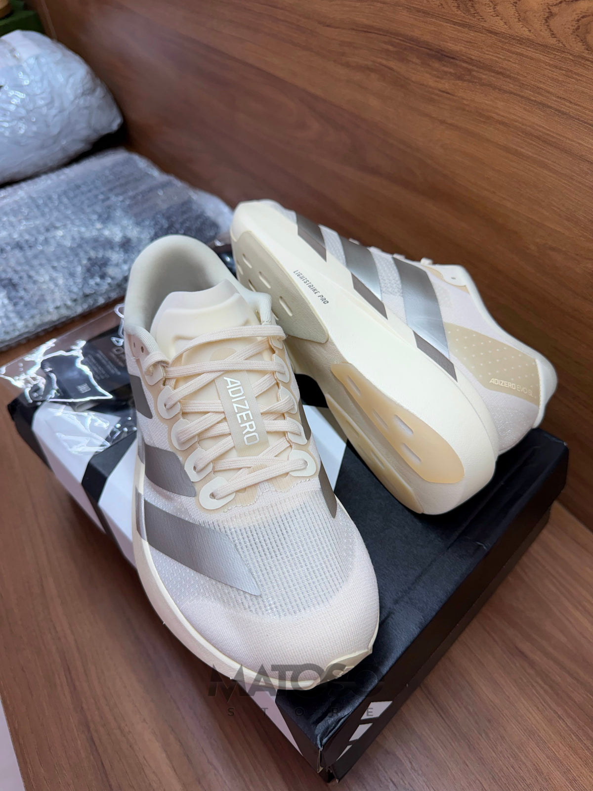 Adizero Evo SL bege 40br pronta entrega