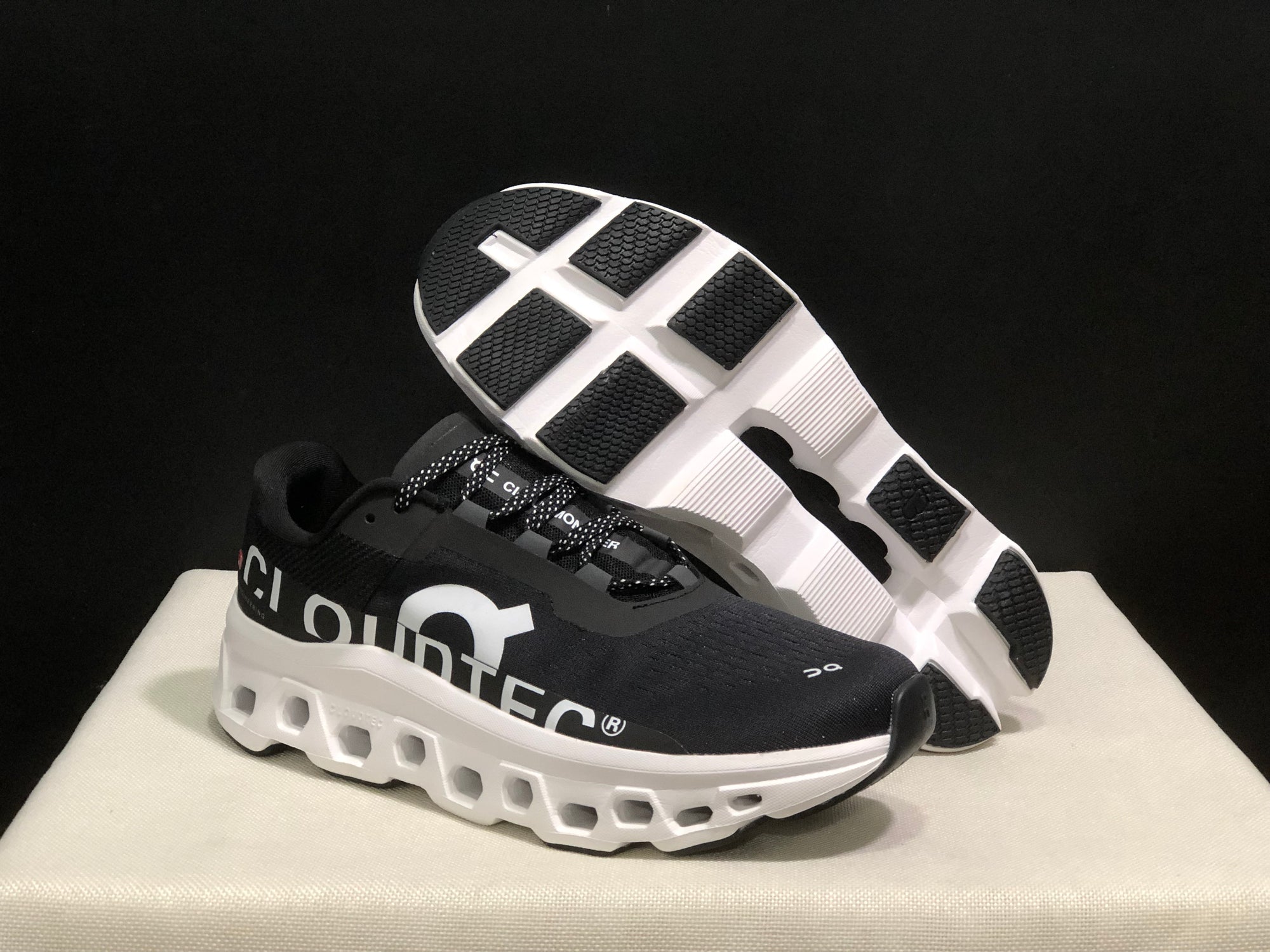 Tênis On Running Cloudmonster Preto/Branco