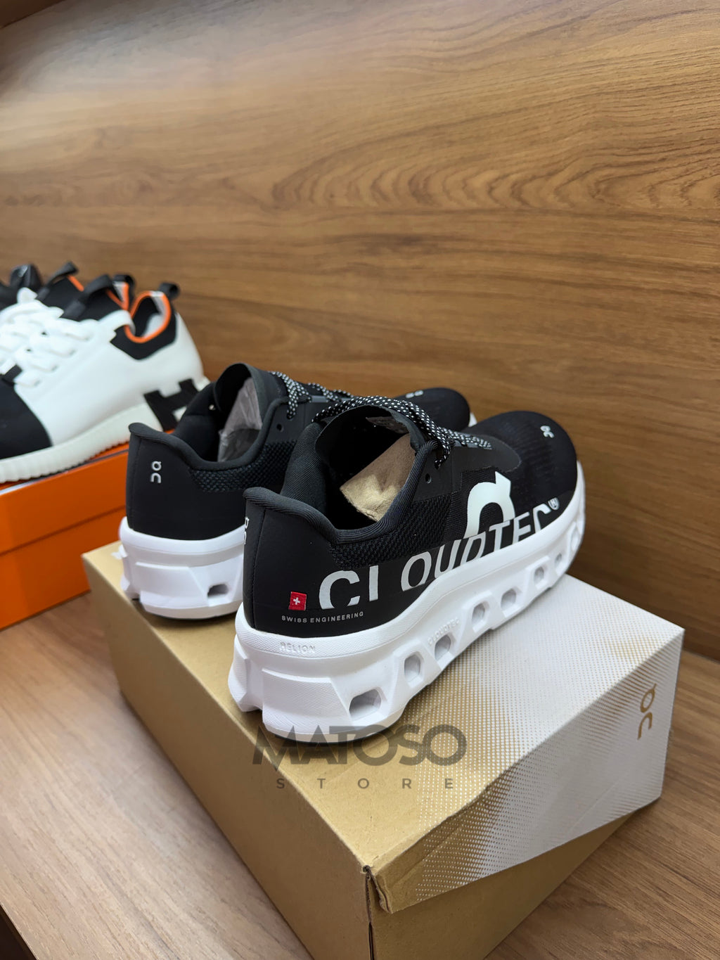 Tênis ON Cloudmonster 2 preto/branco