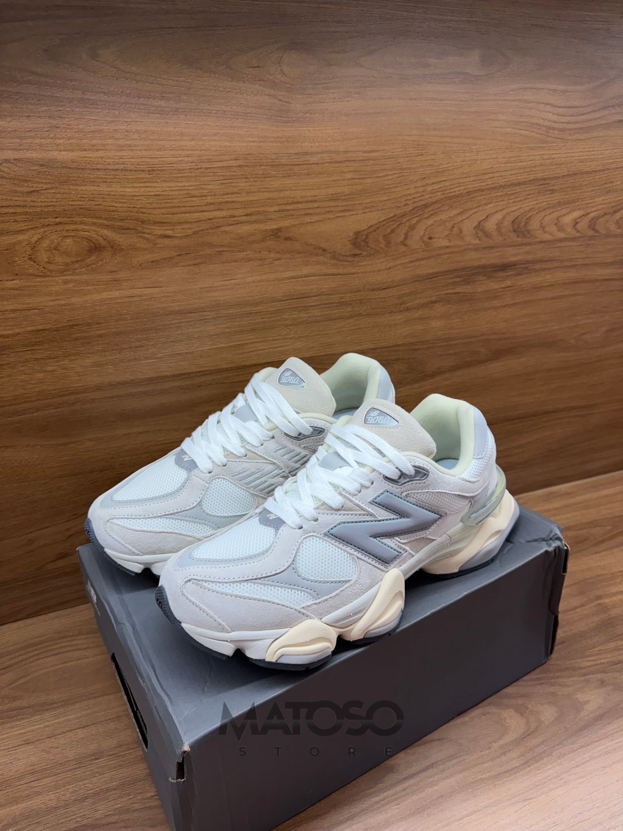 Tênis New Balance NB 9060  bege