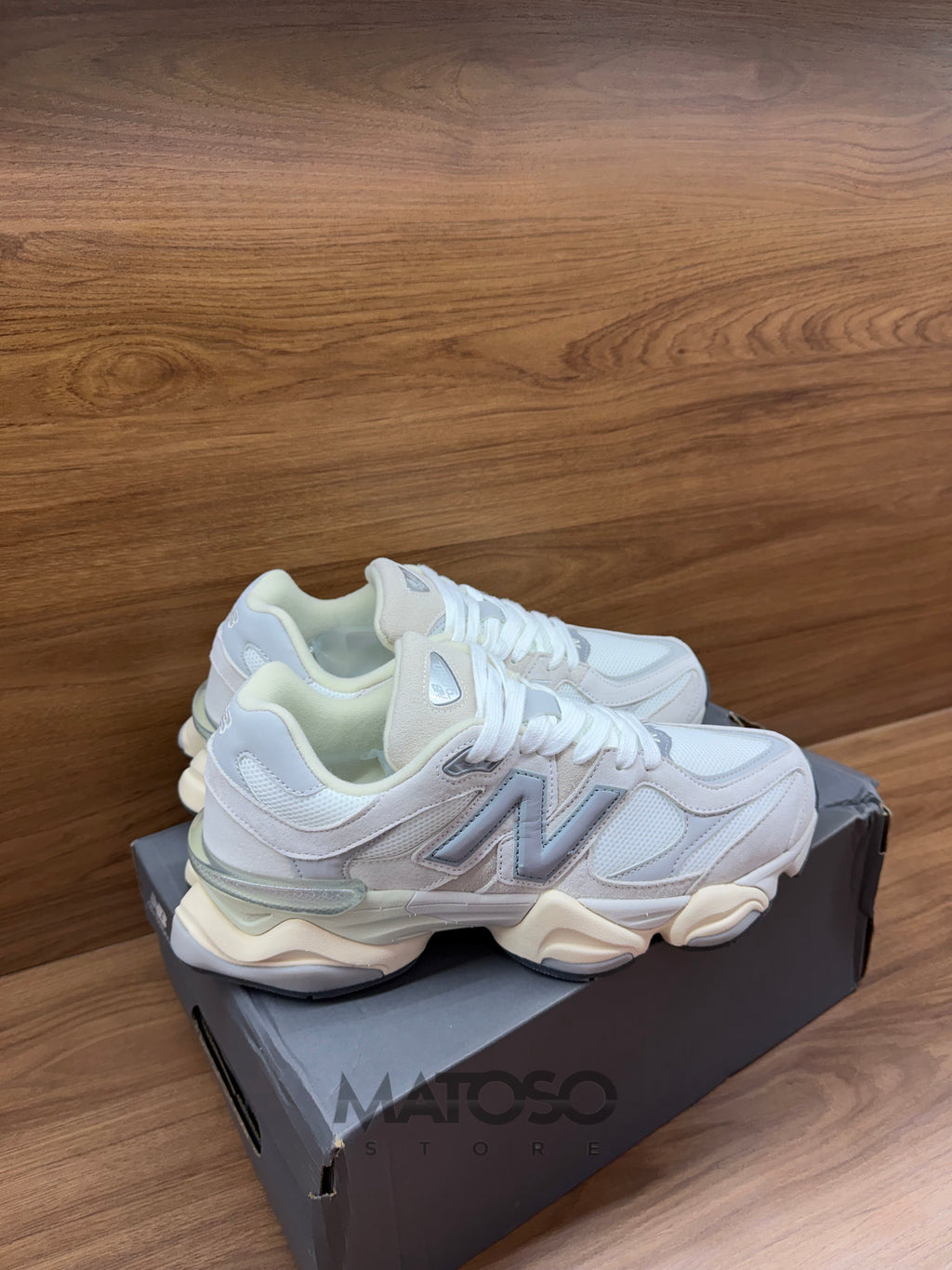 Tênis New Balance NB 9060  bege
