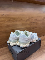 Tênis New Balance NB 9060  bege