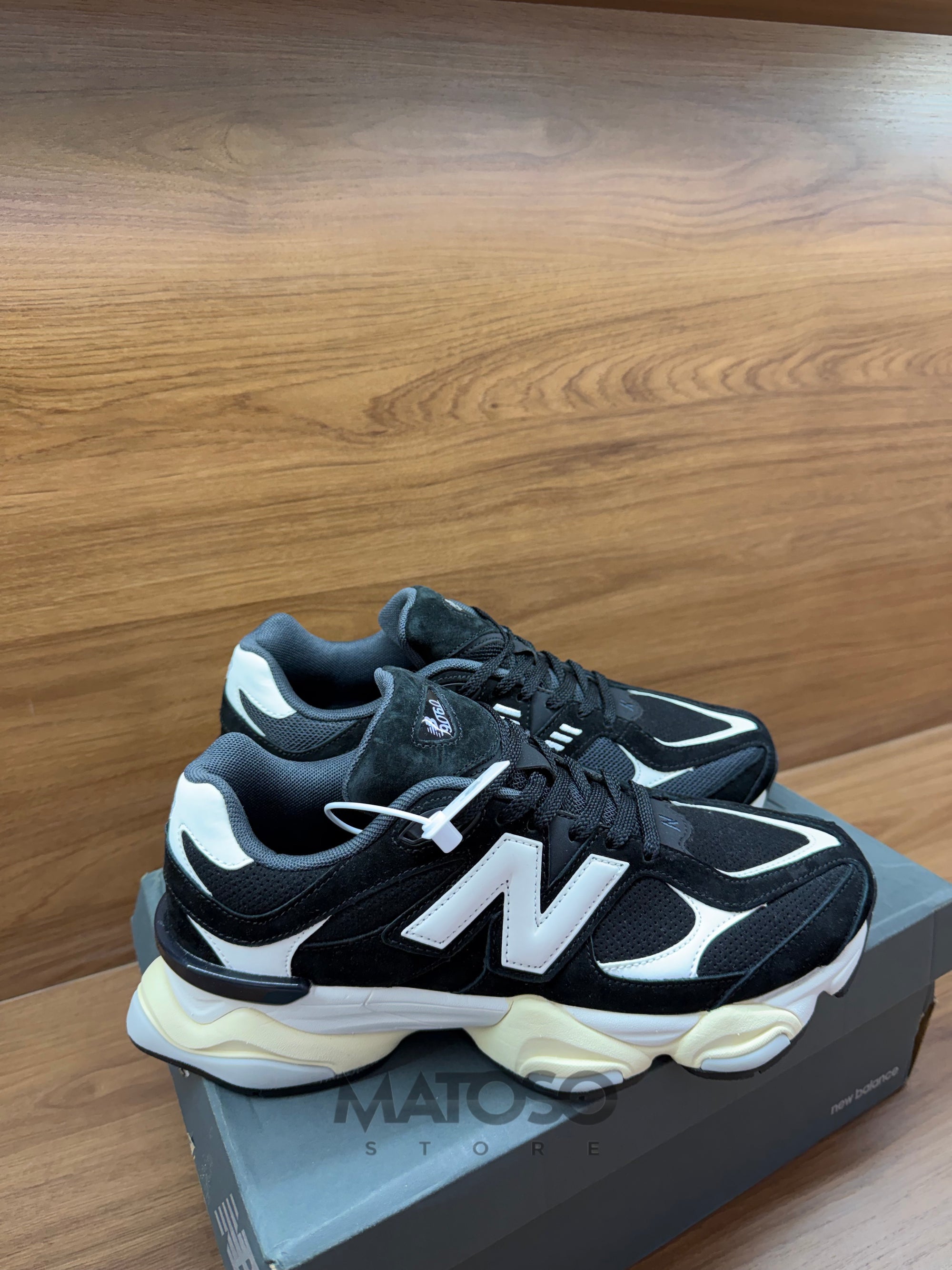 Tênis New Balance NB 9060 Preto/branco