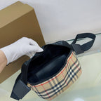 Pochete Burberry Sonny Xadrez 31x17CM