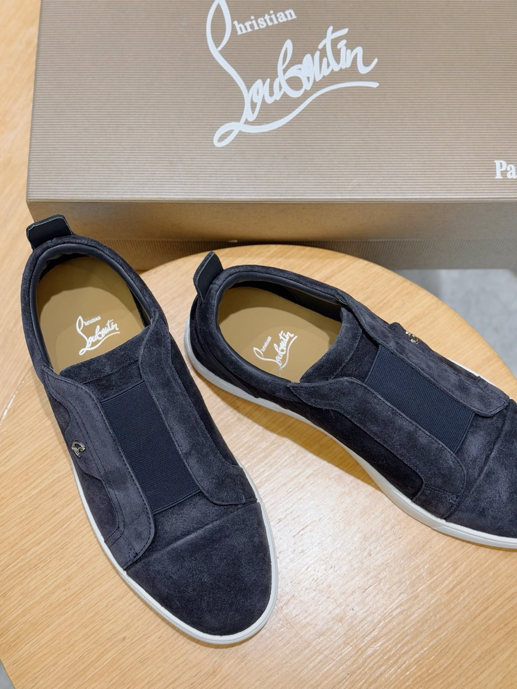 C. Louboutin Tênis Slip on de camurça azul