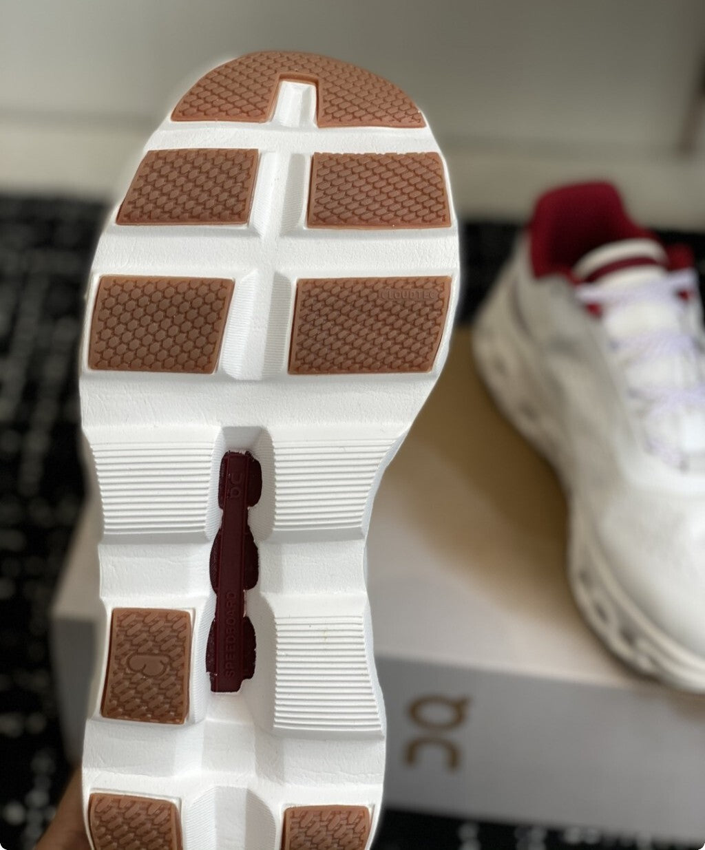 Tênis On Running Cloudmonster Branco/Dourado