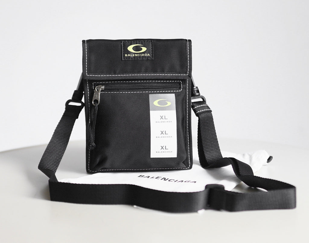 Balenciaga Explorer Small Pouch bag Preta 19×16×3.3cm